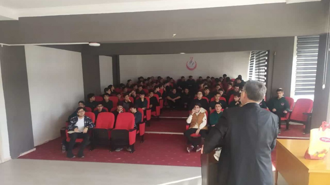 Emekli Vaiz Alaadin Özkanat hocamız 9. Sınıflara Değerler Eğitimi Semineri Verdi