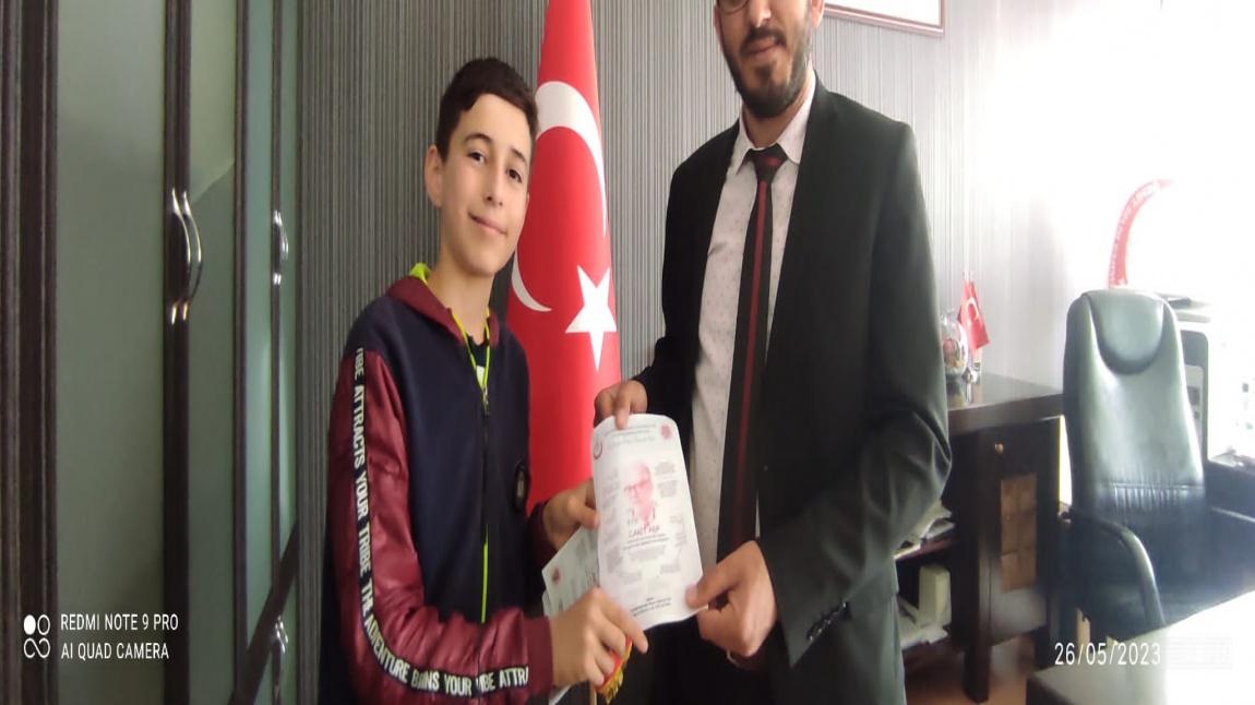 Öğrencilerimiz Cahit Arf'i Tanıtmak Adına Okulda Cahit ARF Afişleri Dağıttılar